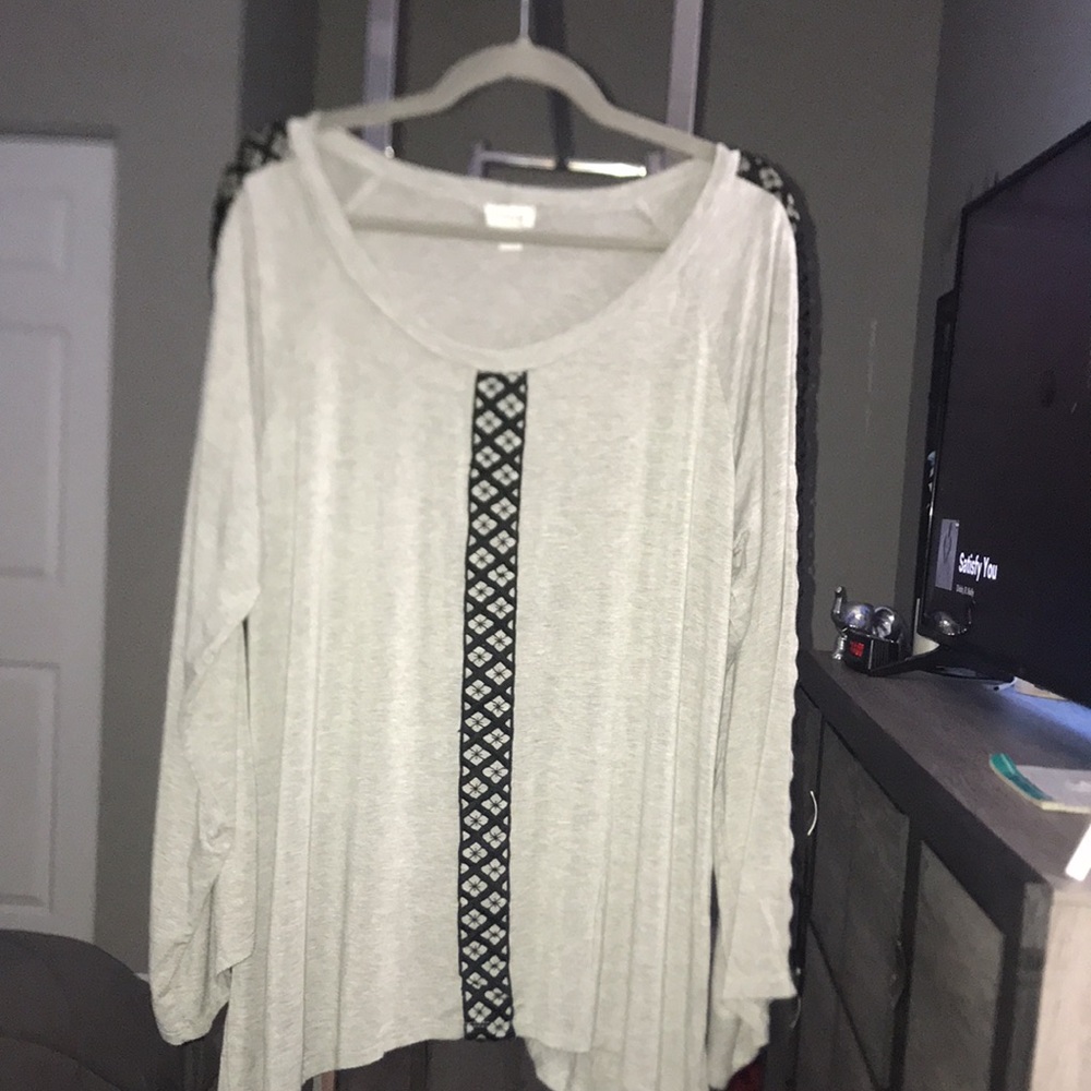 18/20 Avenue gray top with black lace inserts